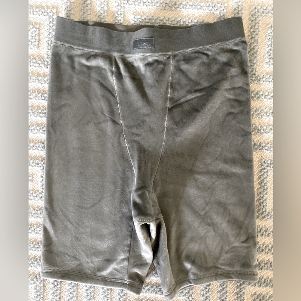 NWT Skims Velour Shorts, Small